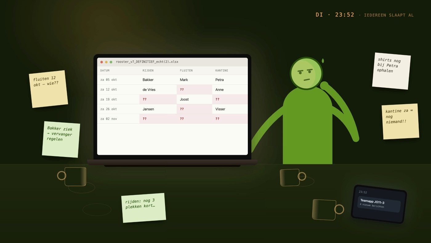 Een ouder achter een laptop, 's avonds laat, omringd door koffiebekers en notities