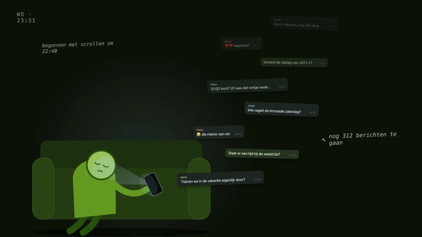 Een ouder kijkt uitgeput naar zijn telefoon, scrollend door een groepsapp vol berichten