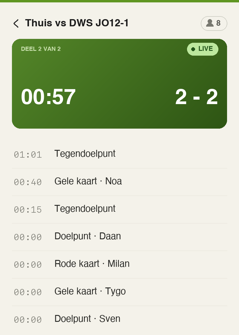 Live wedstrijdscherm voor ouders met stand, speelklok en een tijdlijn van doelpunten en kaarten
